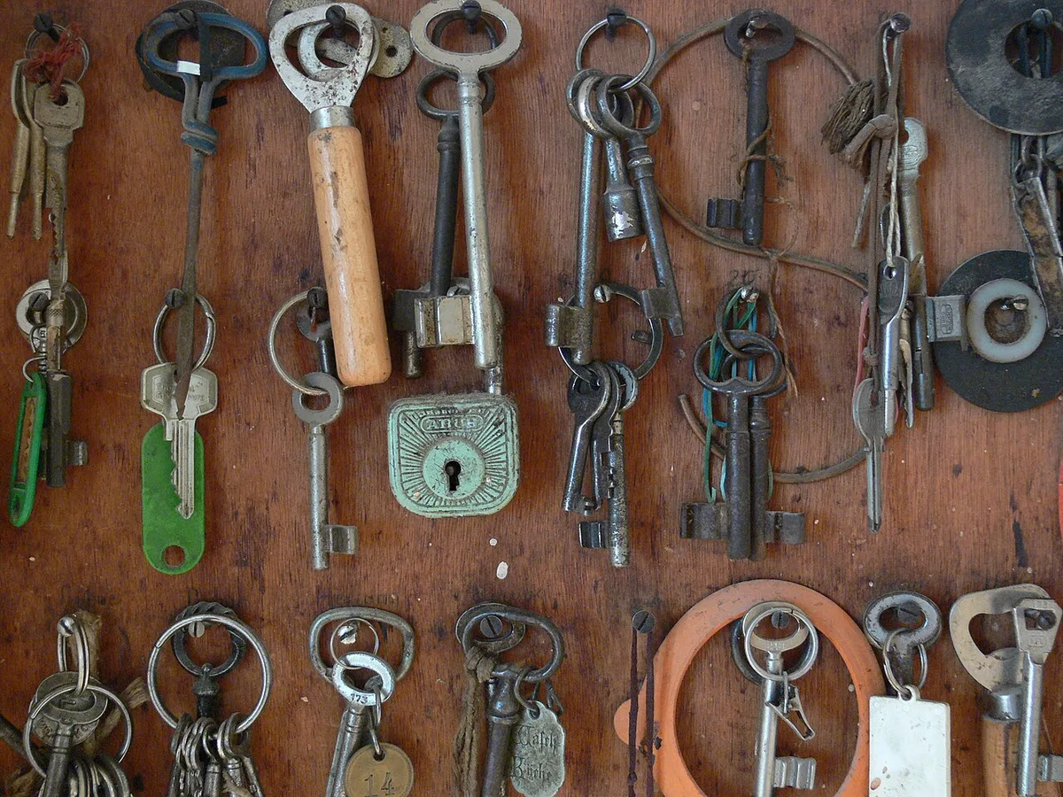 Een houten sleutelrekje: houtsoort, afwerking en onderhoud